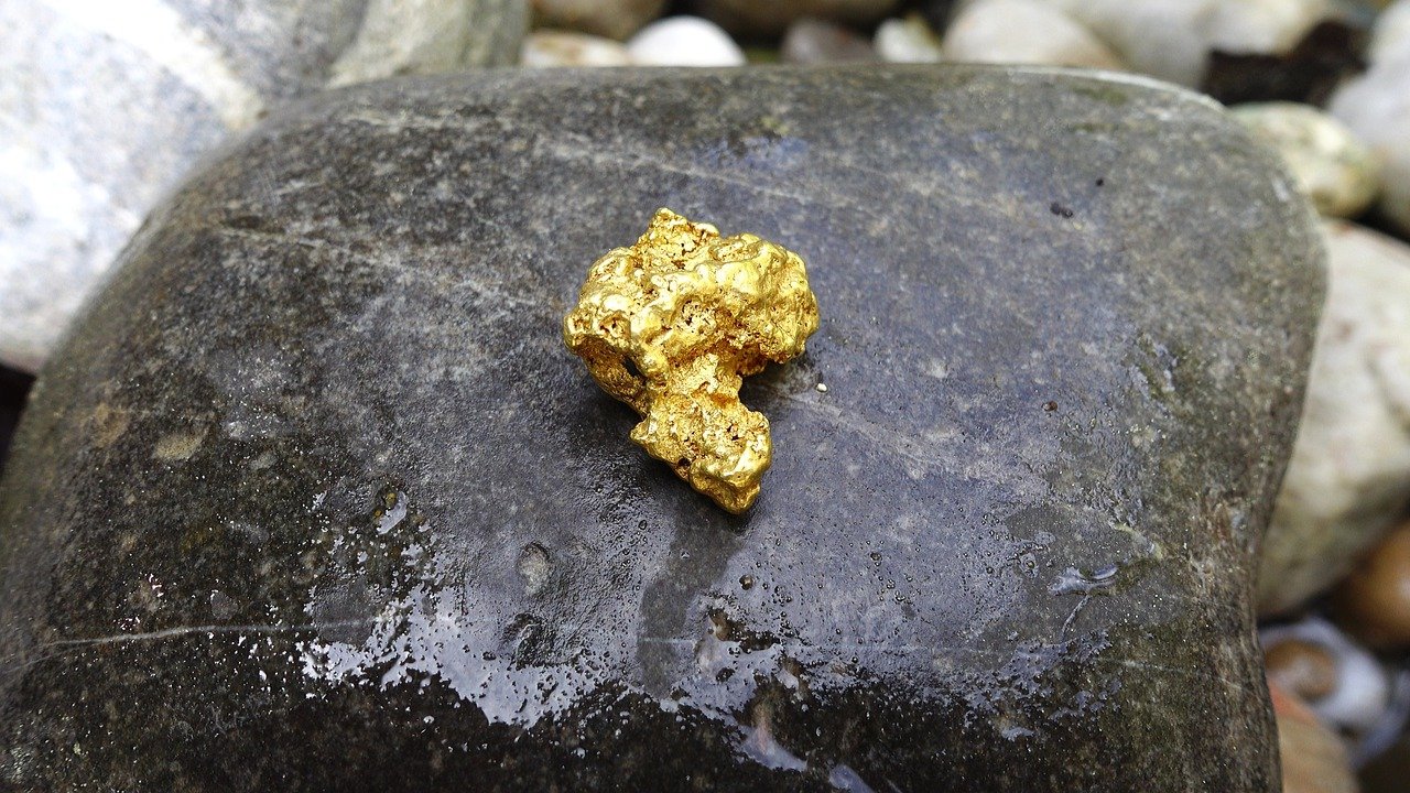 Pépite d'or trouvée dans une rivière